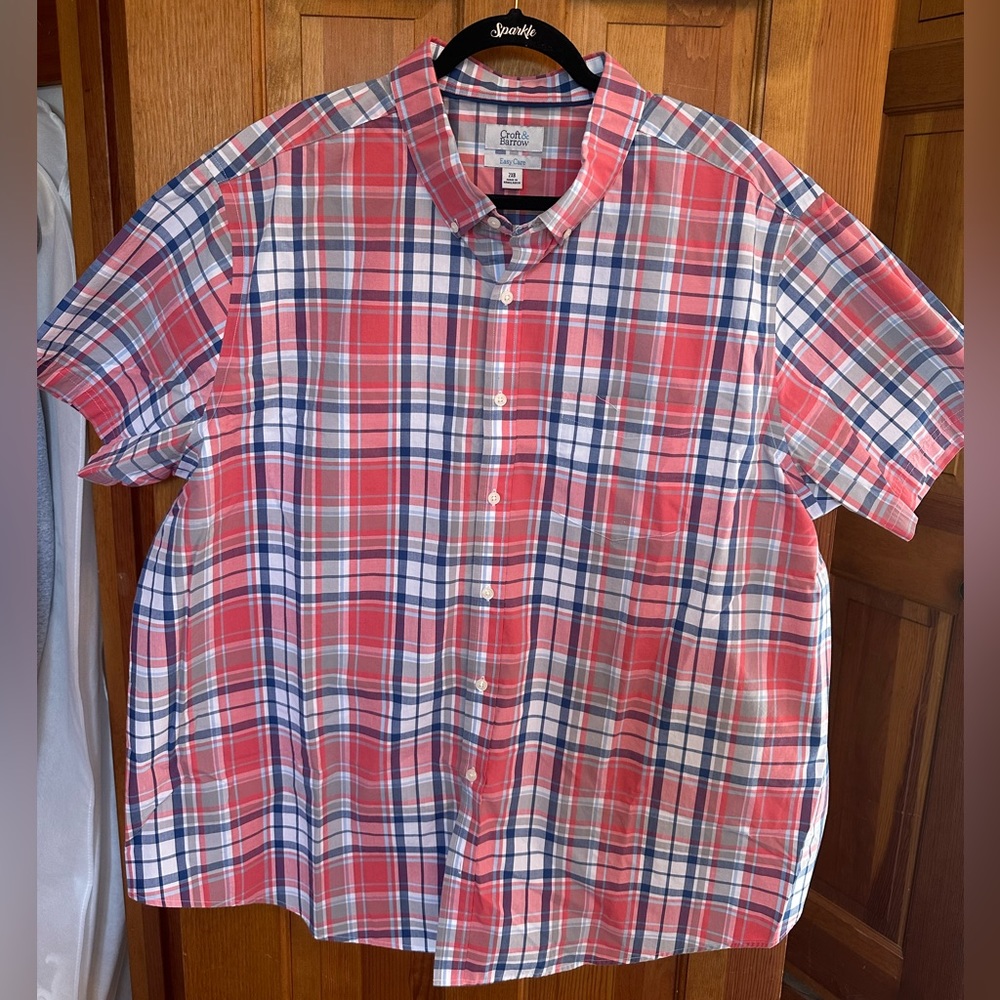 Men’s plaid short sleeve button up shirt by croft and barrow. In great condition